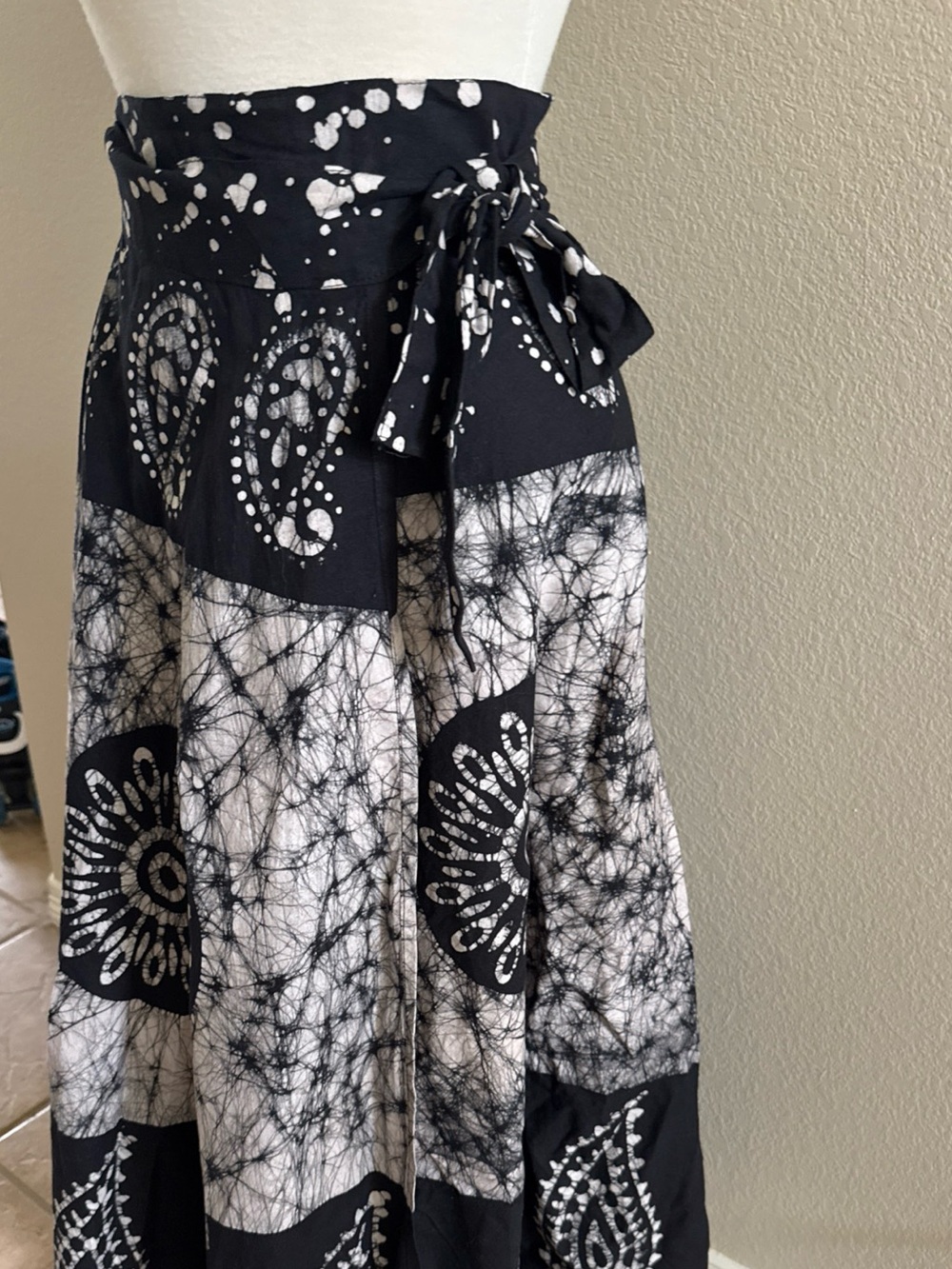 Maxi Wrap Skirt O/S Fits All (Ties) Black And White Paisley Print Hippie